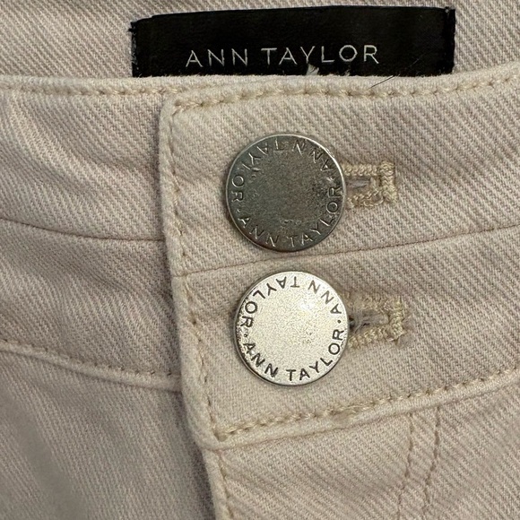 Ann Taylor Light Beige Highrise Easy Straight Leg Cropped Jeans Size 4 - Picture 8 of 9